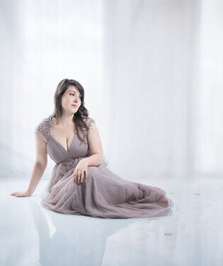 jeune femme dans un decor blanc
