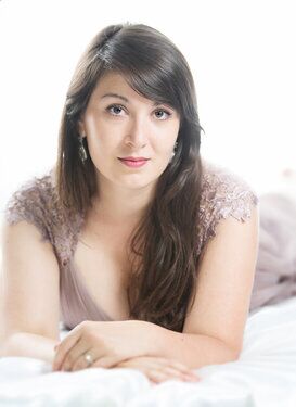 soprano allongée chanteuse