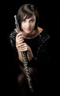 jeune femme flûtiste