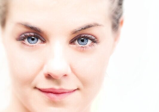 photo femme yeux bleus