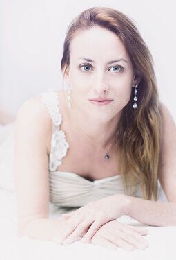 photo femme femme allongée hight key