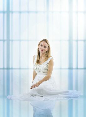 femme dans décor blanc