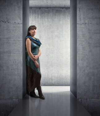 pose dans un couloir