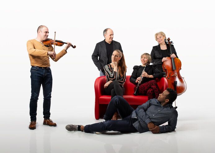 ensemble de musiciens avec danseurs
